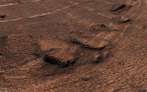 Ровер curiosity обнаружил на марсе масштабное «море многоугольников»