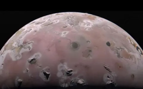 Зонд NASA «Юнона» впервые измерил температуру недр Ио