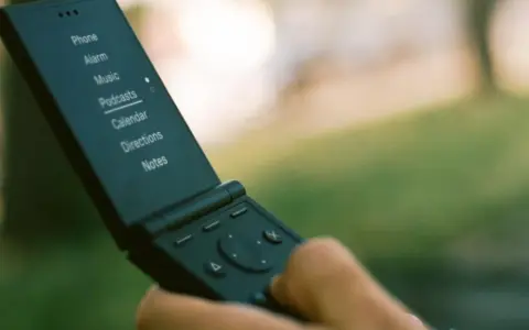 Light Flip: Минималистичный раскладной телефон возвращается
