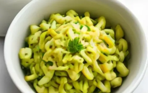 Быстрые и вкусные салаты из кабачков: два рецепта за полчаса