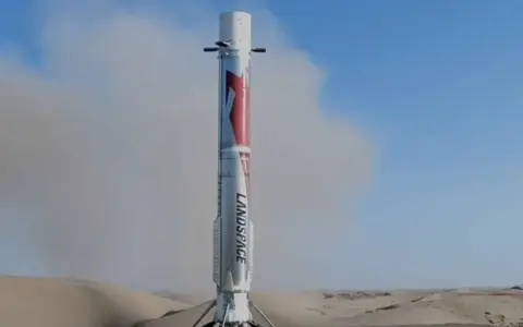 Китайская ракета Zhuque-3 успешно посадила первую ступень, но затем загорелась
