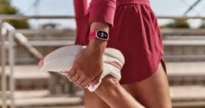 Представлен фитнес-трекер Fitbit Edge: OLED-экран и баланс между простотой и смарт-часами