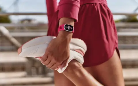 Представлен фитнес-трекер Fitbit Edge: OLED-экран и баланс между простотой и смарт-часами
