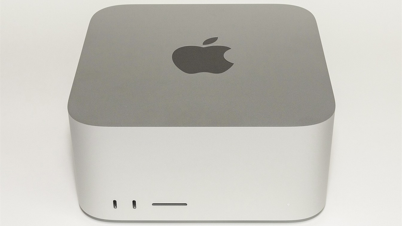 Фронтальная панель Apple Mac Studio (2026) с портами Thunderbolt 5 и слотом SDXC