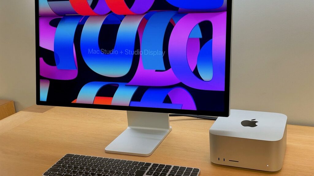 Компьютер Apple Mac Studio и монитор Studio Display на рабочем столе инженера ИИ