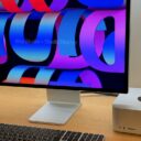 Компьютер Apple Mac Studio и монитор Studio Display на рабочем столе инженера ИИ