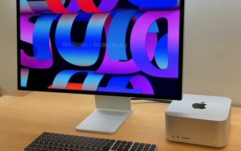 Компьютер Apple Mac Studio и монитор Studio Display на рабочем столе инженера ИИ