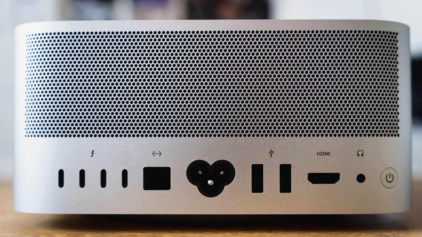Задняя панель охлаждения и порты Thunderbolt 5 в Apple Mac Studio