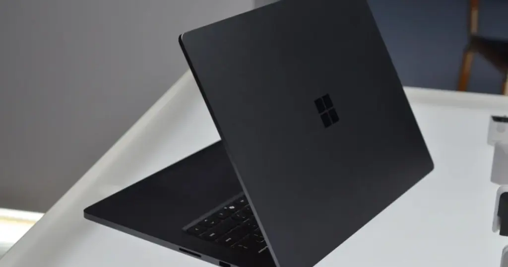 Microsoft surface laptop ultra выходит 16 октября по цене от $2599