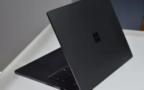 Microsoft surface laptop ultra выходит 16 октября по цене от $2599